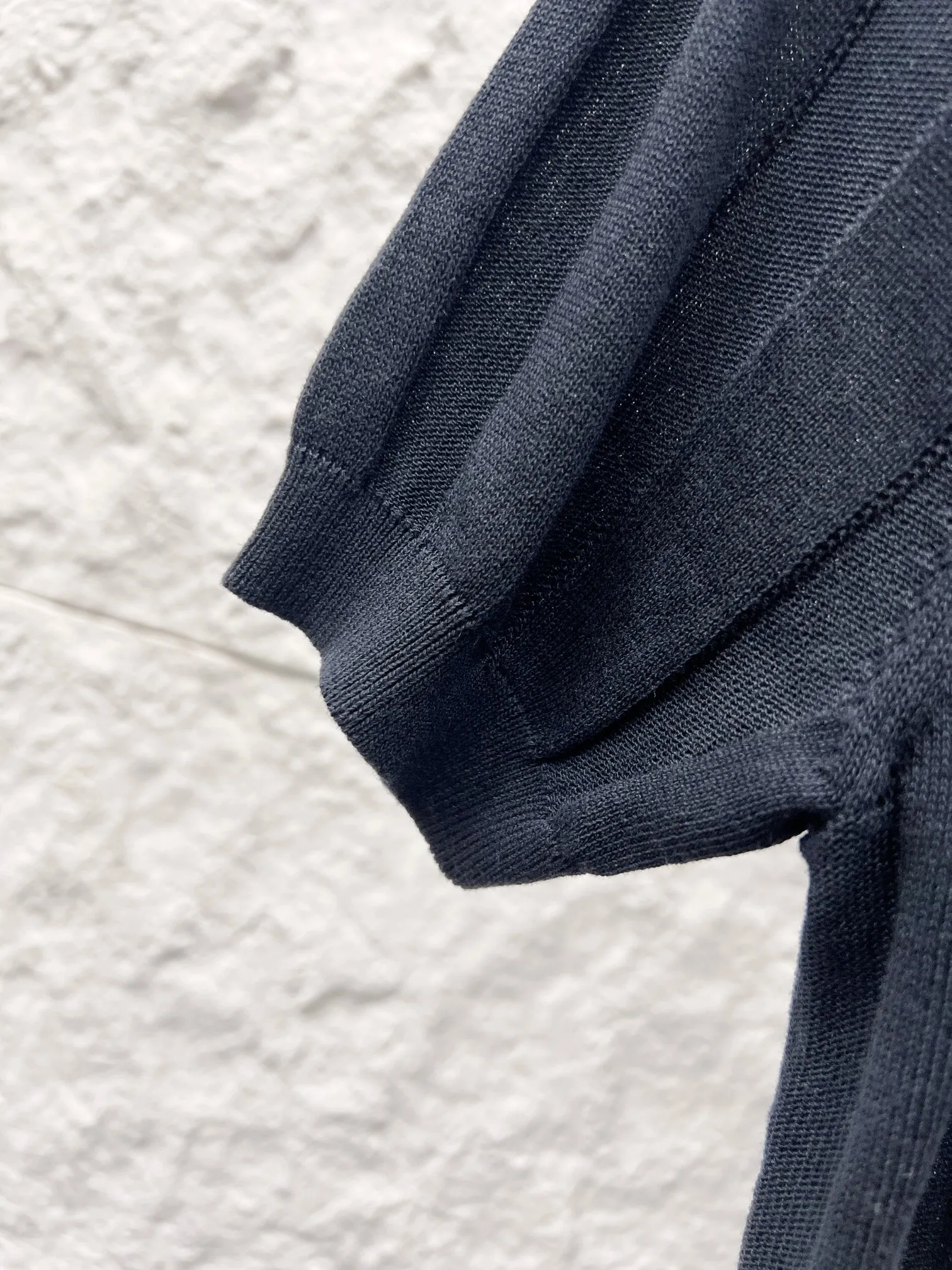 (Loro Piana) Merino wool + mulberry silk, focusing on ultra-thin, light-transmitting Breathable, is the core fabric logo of the summer hollow knitted Series. Openwork Vertical Stitch (vertical hollow mesh stitch) (18G high-density fine needles, woven by LP original Italian 18-needle flat double jacquard machine) Old money men's clothing circle: Italian linen hollow vertical strip Polo knitted one-piece woven lapel with four flat stitches. The collar is double-layer dense four-flat knitting, which is different from the hollow body. The placket is stiff and not easy to deform, the placket is integrated with a scissor placket, and mother-of-pearl button opening design. Hem/Cuffs: Narrow ribbing. The cuffs and hem are trimmed with narrow solid-color ribbing to balance the looseness of the hollow body. Miniature black label metal leather label technology. The small label on the chest is vegetable tanned leather + metal embossed LP logo, which is sewn and fixed. It is the brand's iconic minimalist accessory material technology. Royal Lightness™ vertical openwork hollow knitted Polo 18-needle transfer vertical striped hollow pit weft knitting. Color; Dark Blue Gray Apricot Yellow Sizes; M-3XL up to 190 catties (worry-free after-sales service)